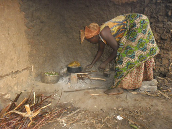 An example of a typical home cooking fire in Uganda. Photo courtesy of Kasiisi Project / Camp Uganda.