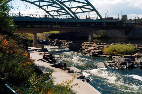 This modern, free-flowing, sustainable diversion structure incorporates natural building materials and native vegetation, along with considerations for natural fish passage and recreational uses on the South Platte River in Denver, Colorado (USA). Photo: Ecuadorian Rivers Institute